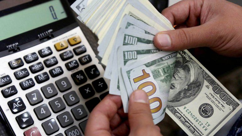 Dólar: cómo lograr la devolución del 35% y qué precio pronostican para 2021