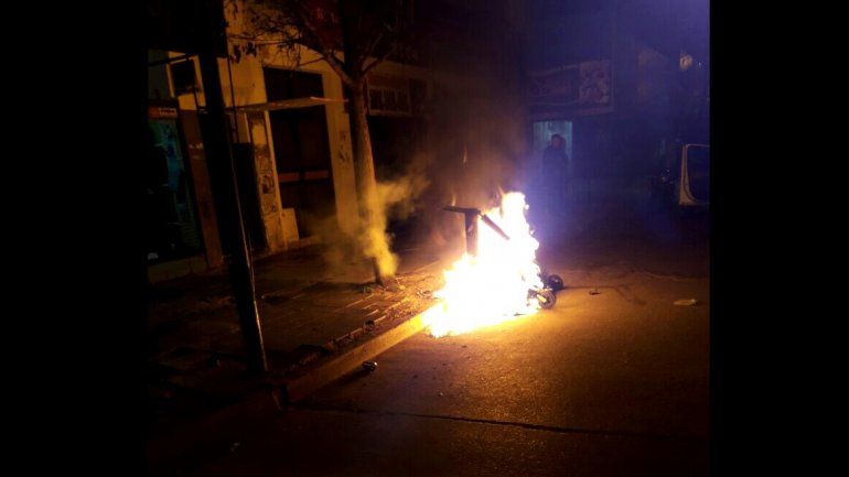 Vándalos prendieron fuego contenedores y rompieron carteles de la ciudad