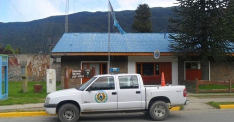 La agente de la policía de Chubut que fue suspendida presta servicio en la comisaría de Lago Puelo: cuando la interceptaron sus compañeros
