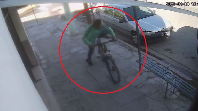 Quiso volver a ponerle el candado a la bici, pero ya no estaba