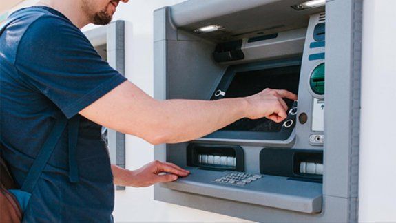 Bancos: retirar efectivo deja de ser gratis y aumentan comisiones