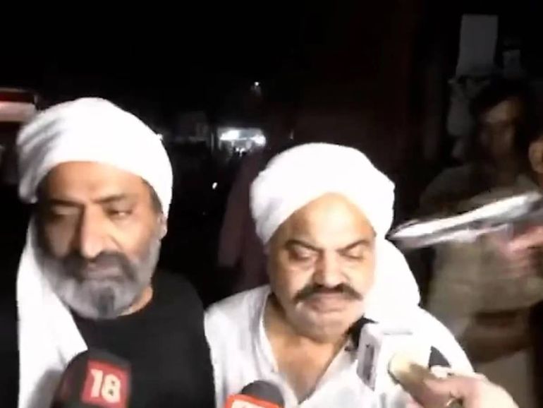 India: en vivo y por TV, matan a tiros a un ex legislador y a su hermano