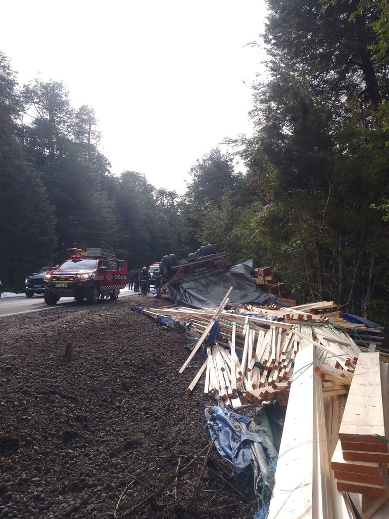 Un espectacular vuelco en la Ruta 231 dejó un camionero herido