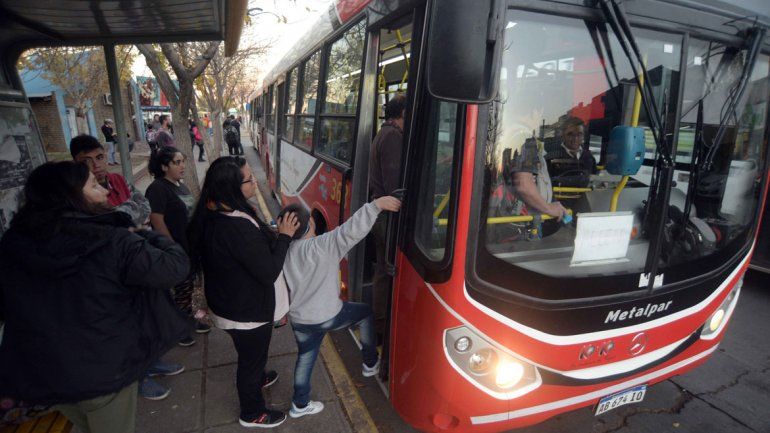Impulsan un boleto único de colectivos para la Confluencia