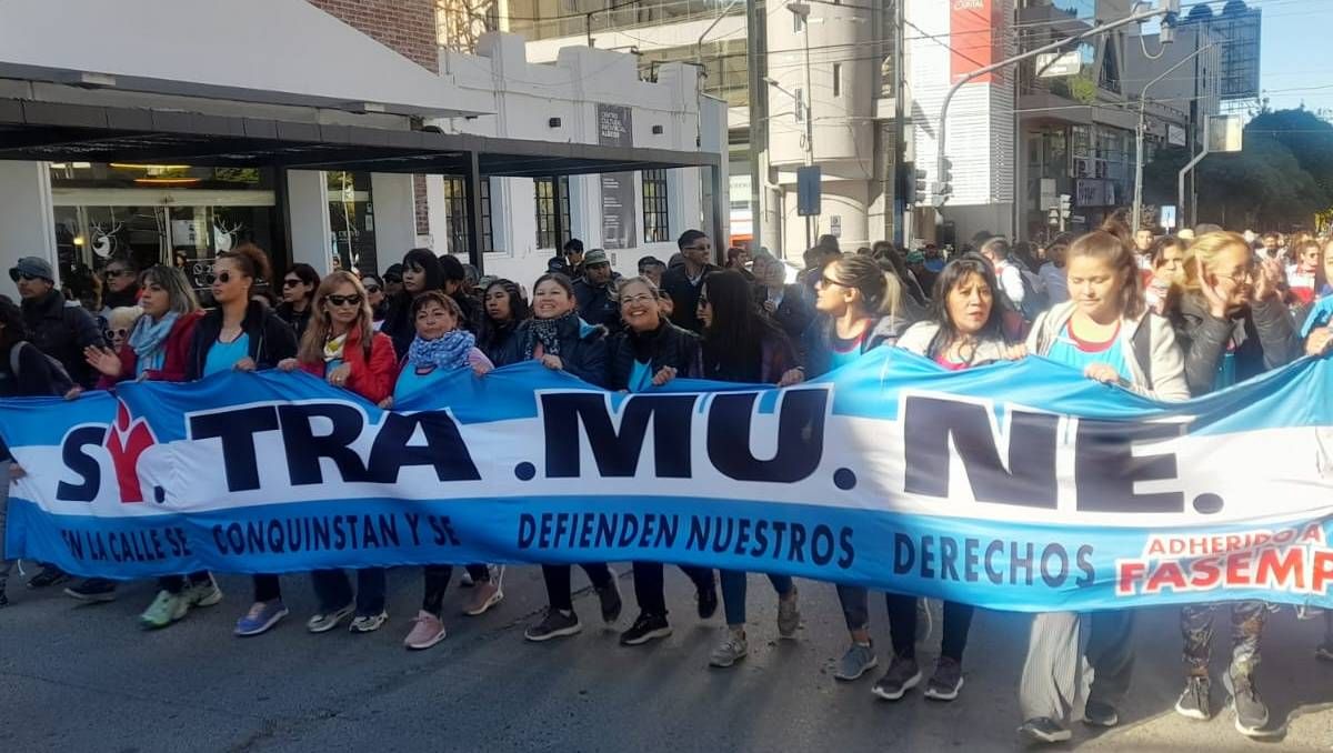 Corte y caos de tránsito en la Avenida Argentina: confluyeron dos protestas en pleno centro
