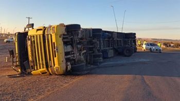 otra vez un camion volco en la region: creen que le fallaron los frenos otra vez un camion volco en la region: creen que le fallaron los frenos