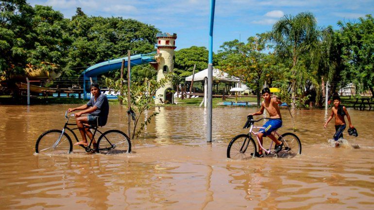 Desbordes e inundaciones en Termas de Río Hondo