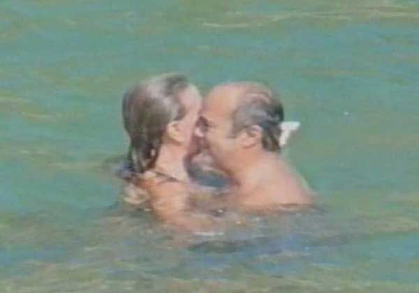 Polémicas fotos del obispo Bargalló con una mujer en playa mexicana