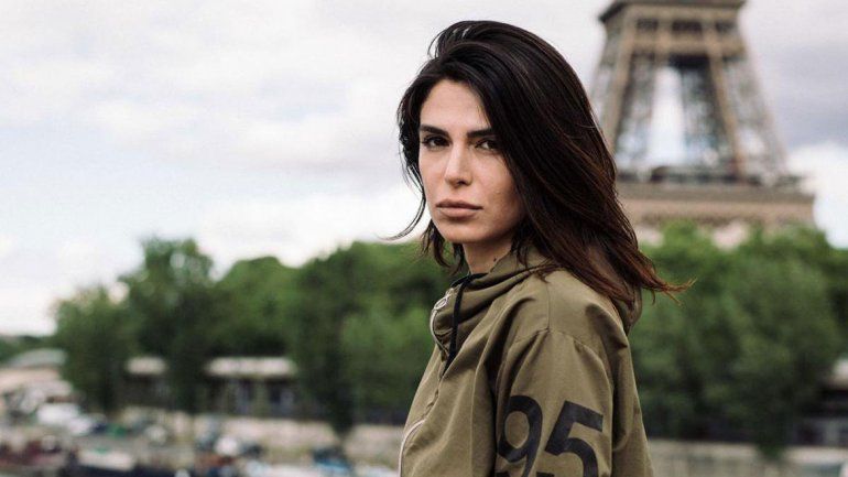 La historia de la modelo que huyó de Irán por desnudarse y terminó como refugiada en París