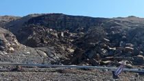 asi quedo el cerro de la virgen de chos malal tras el desmoronamiento que causo cuatro heridos