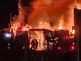 Las llamas en el barrio San Benito, en la periferia de Río Gallegos: la adolescente y su padre rescataron al dueño de casa antes de que llegaran los bomberos, y lo llevaron hasta el hospital.