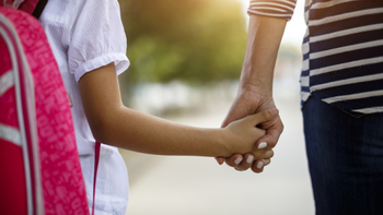 Ni con la madre ni con el padre: no la dejaron ponerse un piercing y terminó bajo la guarda de su abuela