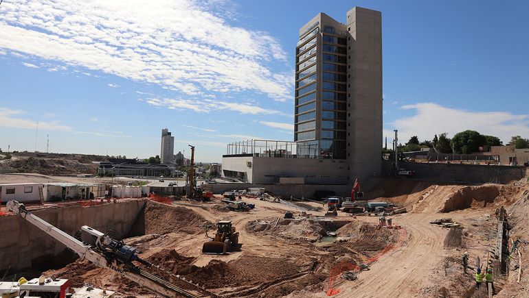 Un gran movimiento de suelo se puede ver en el ingreso a la ciudd de Neuquén.