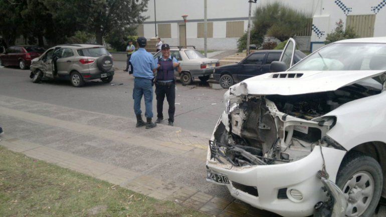 Una mujer resultó herida tras un violento choque entre dos camionetas en el Bajo