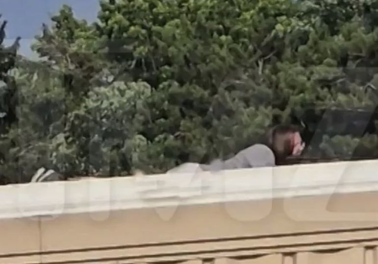 Una captura de video muestra a Thomas Matthew Crooks apuntando contra Trump. Una captura de video muestra a Thomas Matthew Crooks apuntando contra Trump.