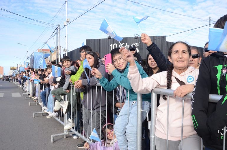 El desfile del 9 de julio se vive en un día soleado en Neuquén capital / Foto