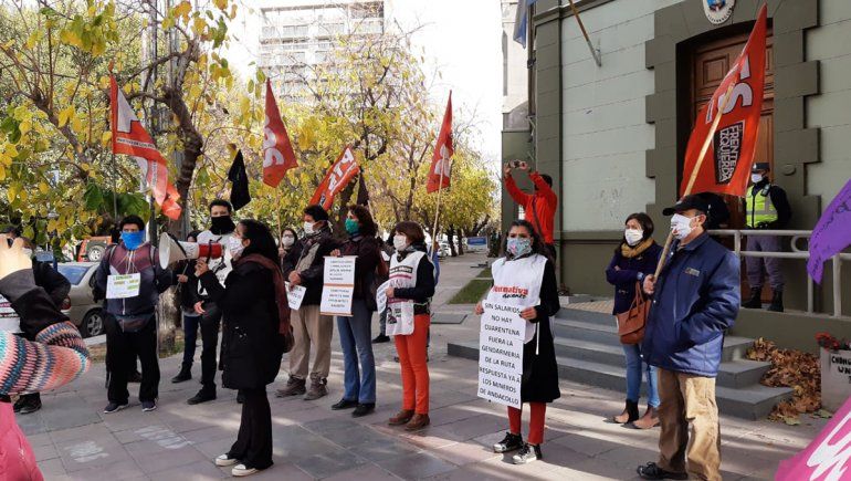 La política que se niega a encerrarse por la pandemia