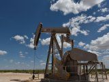Una bomba de petróleo opera en el área de producción de Permian Basin cerca de Wink, Texas, Estados Unidos, 22 de agosto de 2018. REUTERS / Nick Oxford
