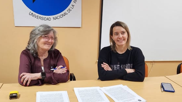 La firma del acta de acuerdo entre la Facultad de Humanidades y Ciencias Sociales y la de Ciencias Naturales y Ciencias de la Salud para la implementación conjunta de la nueva tecnicatura. La firma del acta de acuerdo entre la Facultad de Humanidades y Ciencias Sociales y la de Ciencias Naturales y Ciencias de la Salud para la implementación conjunta de la nueva tecnicatura.