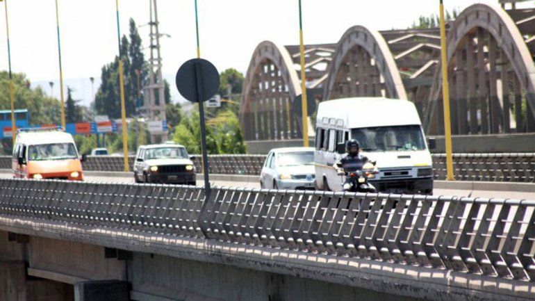 Bajó 15% el tránsito en el puente Neuquén-Cipolletti