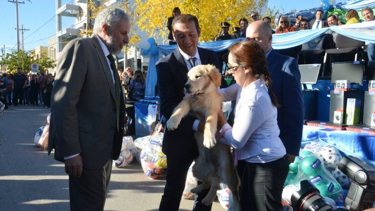 El intendente Andrés Peressini le regaló un cachorro al gobernador Omar Gutiérrez. Instituciones y escuelas sumaron mucho color al desfile que se realizó en horas de la tarde.