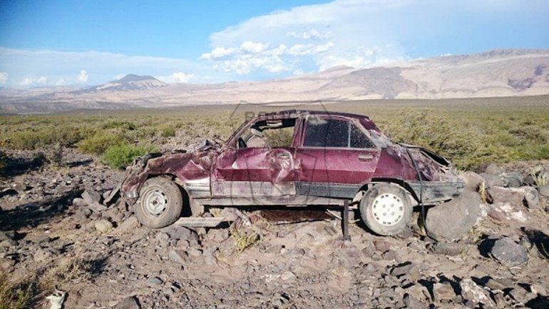 Así quedó el Peugeot 504 tras volcar sobre la Ruta Nacional 40