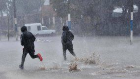 El Servicio Meteorológico Nacional emitió una alerta por tormentas y vientos para varias provincias del país. | LM Neuquen El Servicio Meteorológico Nacional emitió una alerta por tormentas y vientos para varias provincias del país.