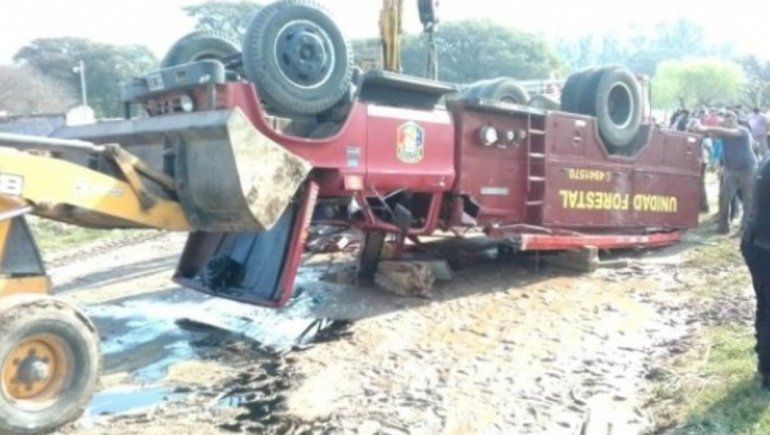 Tragedia: murió un bombero de 18 años al volcar autobomba