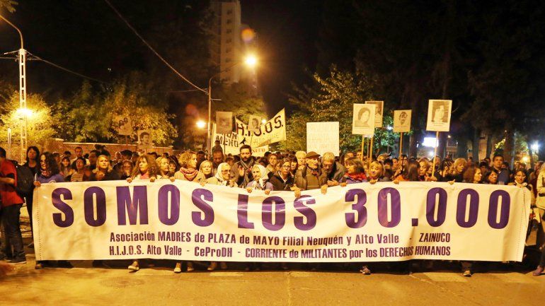 Somos los 30 mil y más fue la consigna que enarbolaron los organismos de derechos humanos que se movilizaron ayer por las calles del centro de la ciudad