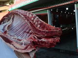 Si los salarios no recomponen su poder de compra, el consumo de carne continuará a la baja.