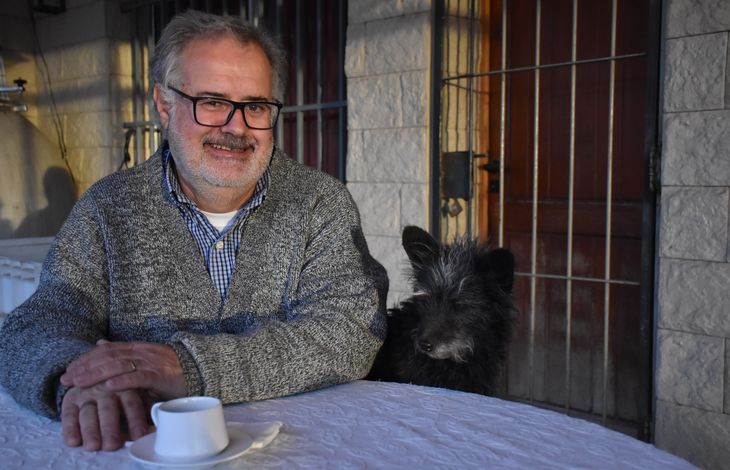 Marcelo Miras, la leyenda de la enología, y su perra “Chiru”. Foto: Fabricio González. Marcelo Miras, la leyenda de la enología, y su perra “Chiru”. Foto: Fabricio González.