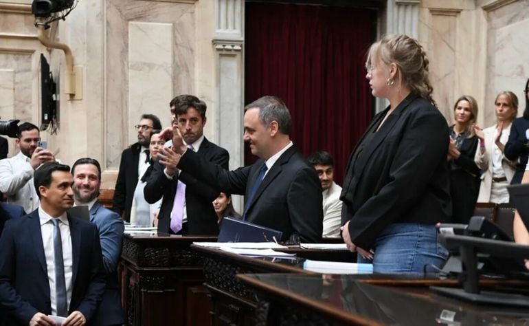 El funcionario fue cuestionado por la presencia de su esposa en un vuelo oficial junto al presidente Javier Milei.