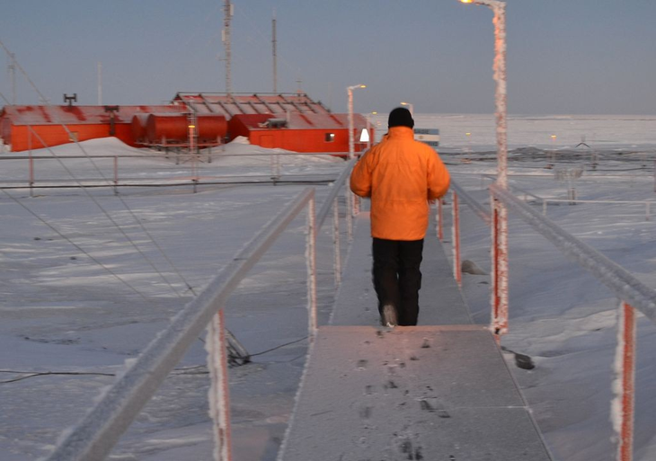 El módulo situado en la Base Marambio consta de un contenedor marítimo de seis metros de largo, con dos sectores de producción con tres niveles cada uno. Créditos: a quien corresponde de la dotación Marambio. El módulo situado en la Base Marambio consta de un contenedor marítimo de seis metros de largo, con dos sectores de producción con tres niveles cada uno. Créditos: a quien corresponde de la dotación Marambio.