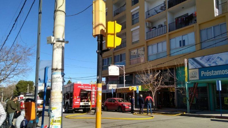 Un incendio en el bajo neuquino interrumpió la calma del feriado