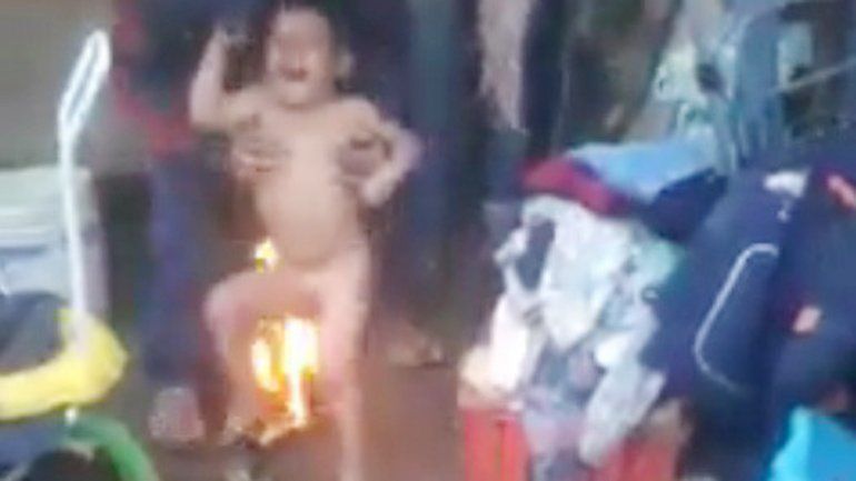 Las imágenes de la crueldad fueron captadas por vecinos del hombre.