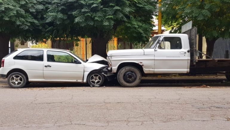 En uno de los choques, un conductor borracho chocó de frente contra un camión que estaba estacionado. 
