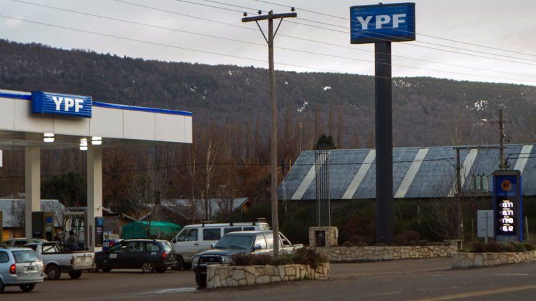 Denuncian que en San Martín de los Andes le venden más cara la nafta a los turistas