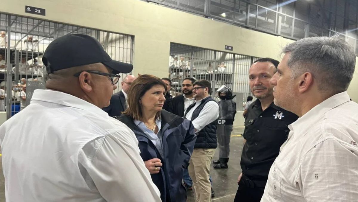 Patricia Bullrich recorrió distintos edificios de El Salvador, donde se interiorizó sobre las políticas de seguridad de Nayib Bukele.