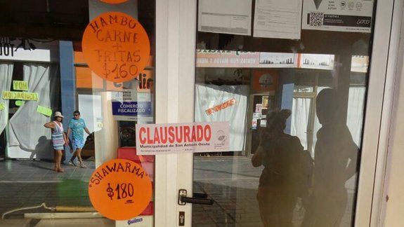 Clausuraron una panchería por tirar aceite en un desagüe pluvial