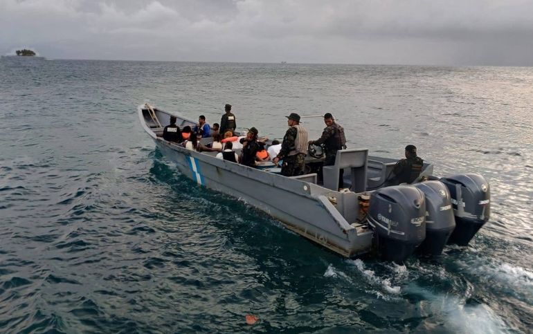 De los 19 pasajeros de la lancha, 17 fueron rescatados por la Fuerza Naval de Honduras. De los 19 pasajeros de la lancha, 17 fueron rescatados por la Fuerza Naval de Honduras.