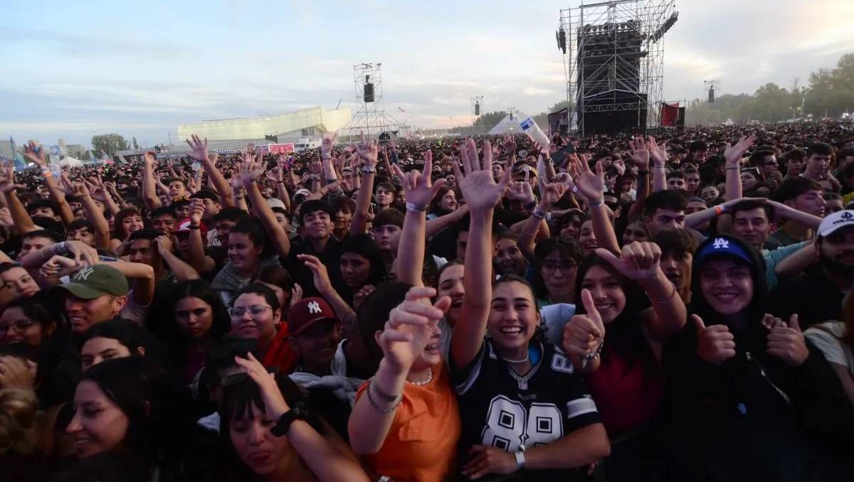 Turistas de todo el país llegan a Neuquén para vivir la Fiesta de la Confluencia