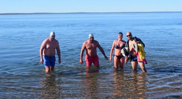 En San Antonio Oeste nadan en el mar en pleno invierno
