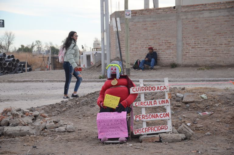 Los vecinos suelen estar atentos a cualquier eventualidad. Los vecinos suelen estar atentos a cualquier eventualidad.
