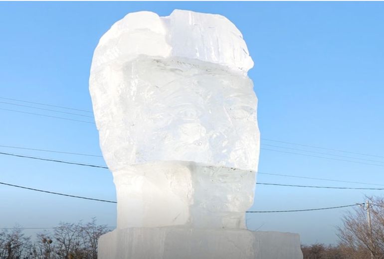 El busto de Duki, tallado en hielo, para la muestra que se realizó en Tolhuin, Tierra del Fuego. El busto de Duki, tallado en hielo, para la muestra que se realizó en Tolhuin, Tierra del Fuego.