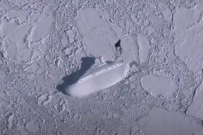 Por Google Earth descubren un increíble barco de hielo en la Antártida