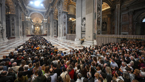 Miles y miles de fieles ingresan para darle el último adiós al papa Francisco
