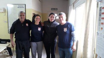 La docente (vestida de negro) en el cuartel de Bomberos. La docente (vestida de negro) en el cuartel de Bomberos.