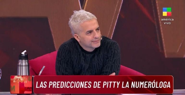 Ángel de Brito escuchó atentamente las predicciones de Pitty La Numeróloga. Ángel de Brito escuchó atentamente las predicciones de Pitty La Numeróloga.