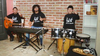 fue lavacopas, ahora es chef y formo un grupo musical con sus hijos fue lavacopas, ahora es chef y formo un grupo musical con sus hijos