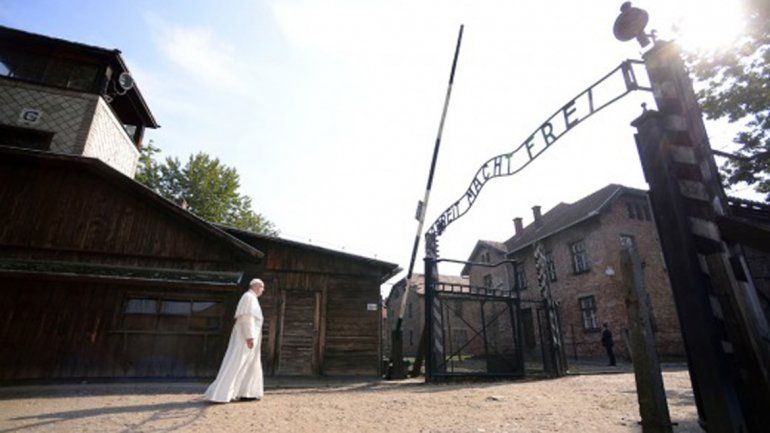 El papa Francisco pidió perdón por tanta crueldad en Auschwitz